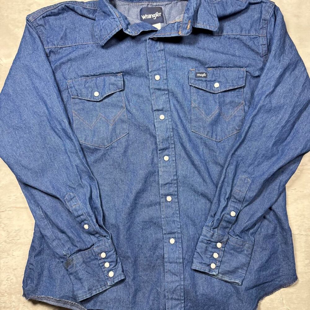 Wrangler Men's Blue and Navy Shirt
